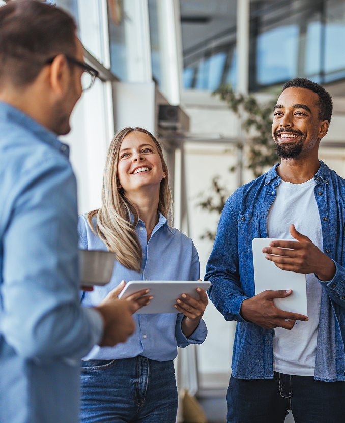 discussion-entre-trois-personnes-collaboration-en-entreprise-echange-travail